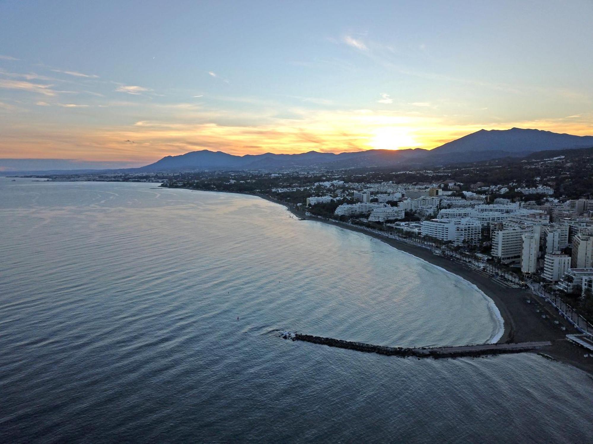 Lujoso Apartamento Con Piscina En Paseo Maritimo มาร์เบยา ภายนอก รูปภาพ